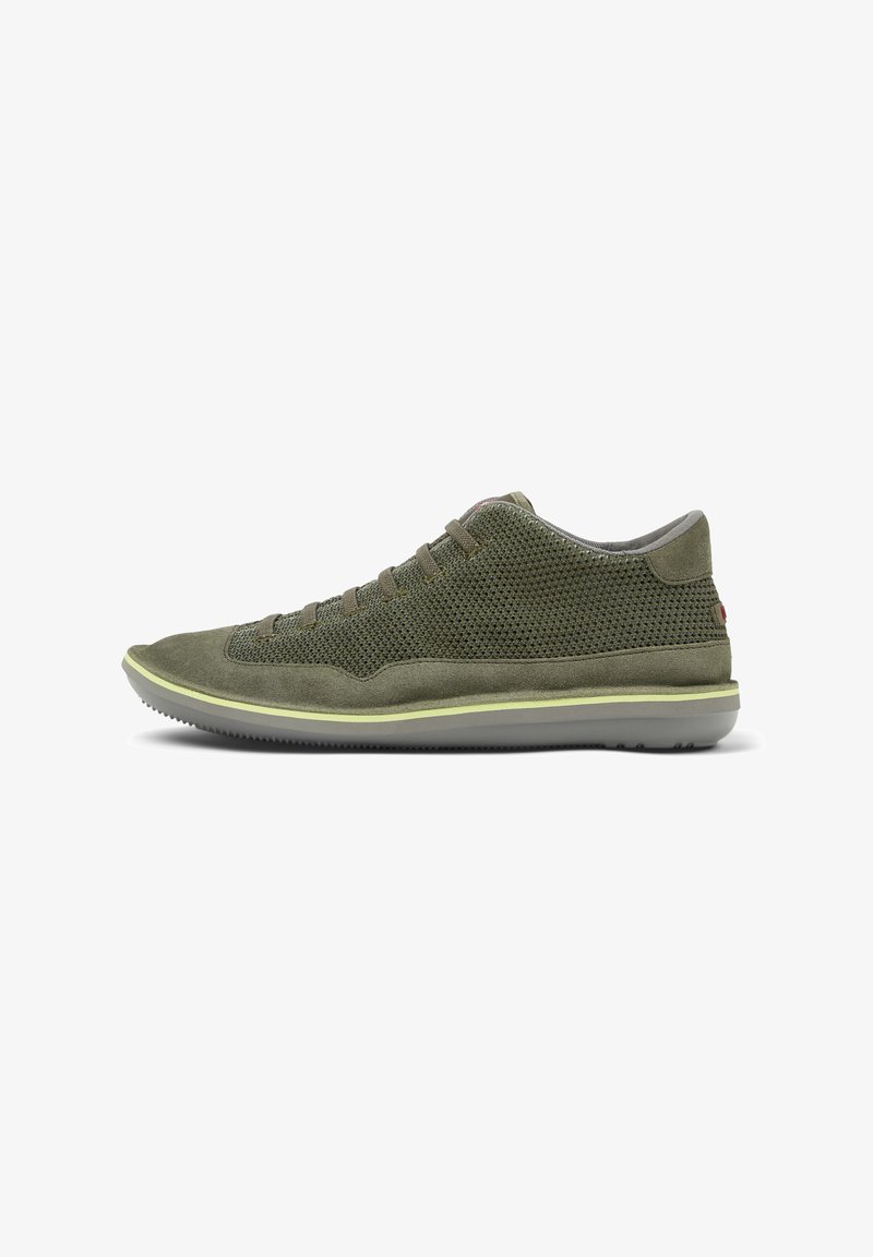 Grüne Wildleder-Sneaker mit Obermaterial aus Netzgewebe, runder Zehenform und Schnürdesign. Sie verfügen über eine graue Sohle mit einem hellgrünen Akzent und strukturierten Details.