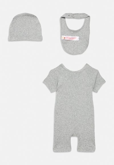 Zestaw szarych ubranek dla niemowląt, w skład którego wchodzą czapeczka, krótkorękawowy kombinezon i śliniak z zapięciem na zatrzaski, prezentowany na białym tle.