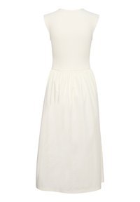 Geribbelde witte jurk met een aansluitende lijfje en een vloeiende rok. Mouwloos ontwerp met een gladde textuur. Eenvoudige, elegante silhouet.