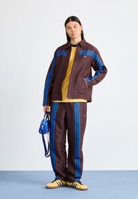 adidas Originals CLUB JACKET - Casaco de verão - shadow brown