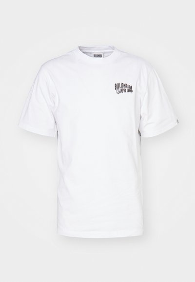 Hvit bomullst-skjorte med rund hals, korte ermer og en liten svart logo på øvre venstre bryst. Klassisk passform og glatt tekstur.