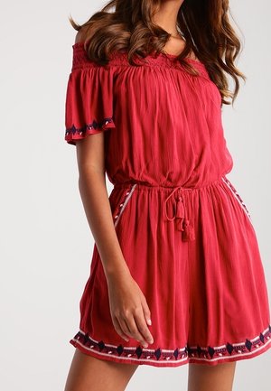 Roter Schulterfreier Overall mit elastischem Ausschnitt, Kordelzug in der Taille und gemusterten blauen Akzenten an Ärmeln und Saum. Leichter, strukturierter Stoff.