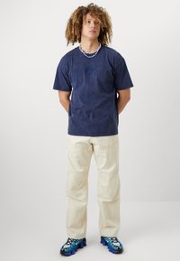 Nike Performance PARIS ST GERMAIN NIKE PRM ESSENTIAL TEE - T-shirt imprimé - midnight navy
