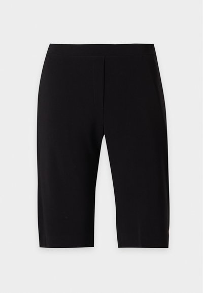 Shorts noirs ajustés jusqu'aux genoux avec un devant épuré sans poches visibles ni ornements.