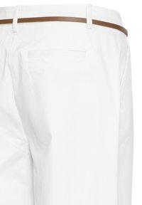 Zadnji pogled na bele hlače z enim zadnjim žepom in tankim rjavim pasom, zrtim skozi zanke za pas.