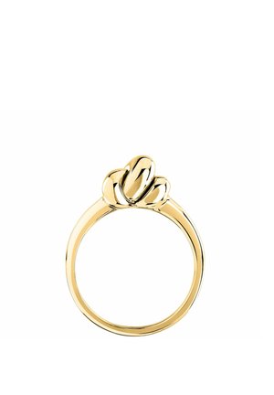 Anello d'oro con un design liscio e astratto a triplo nodo sulla parte superiore e una fascia arrotondata lucidata.