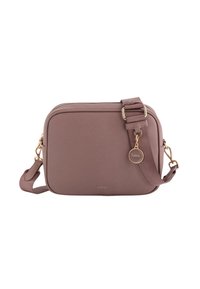 Lys lilla crossbody taske med en tekstureret finish, guldtonehardware, justerbar rem og en lille mærkecharme fastgjort til lynlåsen.