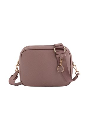 Hellblaues Crossbody-Bag mit strukturierter Oberfläche, goldenen Beschlägen, verstellbarem Riemen und einem kleinen Markenanhänger, der am Reißverschluss befestigt ist.