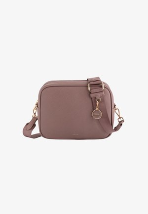 Hellblaues Crossbody-Bag mit strukturierter Oberfläche, goldenen Beschlägen, verstellbarem Riemen und einem kleinen Markenanhänger, der am Reißverschluss befestigt ist.