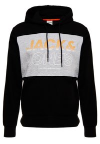 Sudadera con capucha en negro y gris que presenta un destacado logo "JACK & JONES" en naranja y blanco, con cordones y puños acanalados.