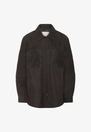 Tamsiai rudos spalvos zomšinė striukė su apykakle, mygtukų uždarymu ir dviem didelėmis krūtinės kišenėmis. Minkšta tekstūra ir kvadratinė forma.