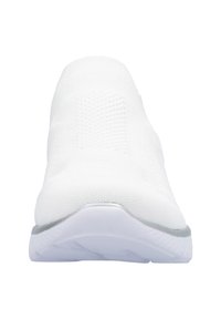 Scarpone da ginnastica bianco con tomaia in maglia testurizzata, punta arrotondata, design elastico e un accento grigio sulla suola per una maggiore stabilità.