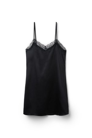 Vestido lencero de satén negro con finos tirantes de espagueti y ribete de encaje a lo largo del escote y los bordes superiores, exhibido sobre un fondo blanco.