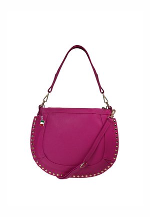 Sac à main en cuir rose de forme courbe, avec des clous dorés le long du bord, une bandoulière amovible et une petite étiquette multicolore.