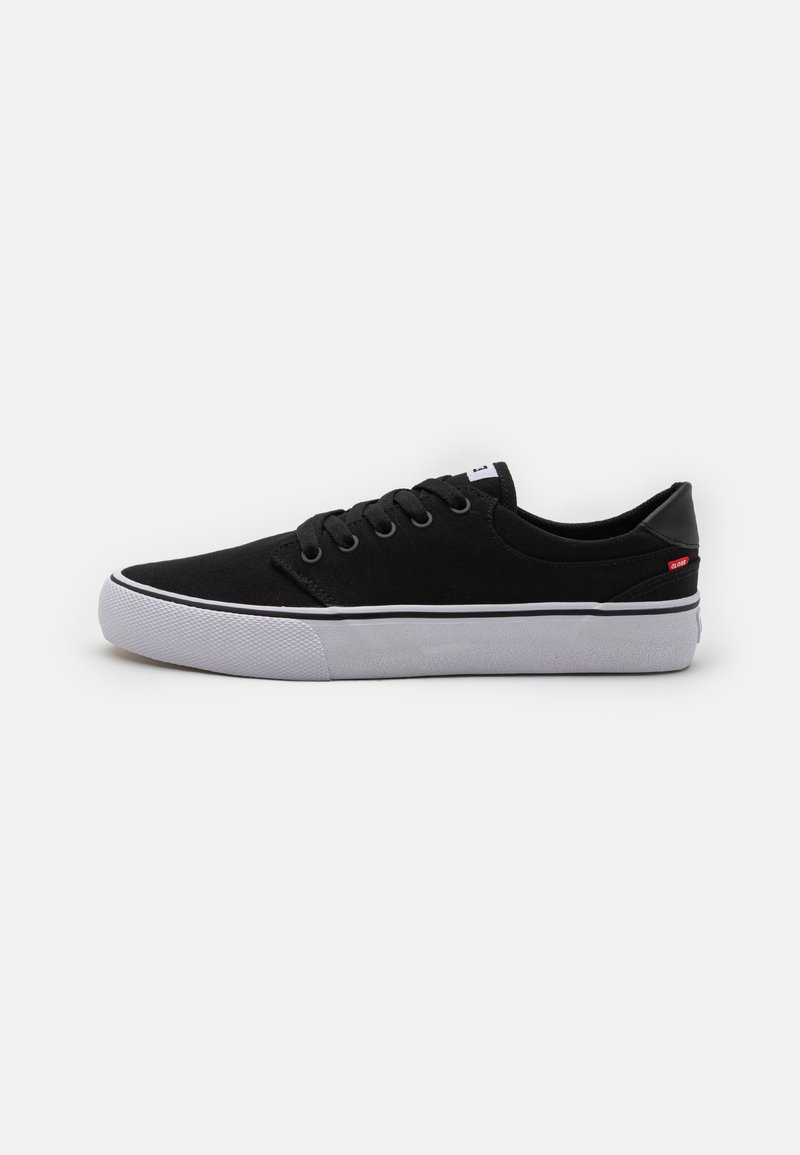 Schwarze Leinensneaker mit runder Zehenpartie, ausgestattet mit einer strukturierten weißen Gummisohle, schwarzen Schnürsenkeln und einem dezenten Logosticker auf der Zunge.