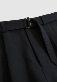 REGULAR FIT - STRAP BLEND BELTED PLEATED - Pantalón de traje - navy