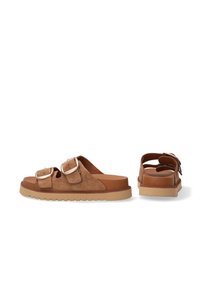 Braune Wildleder-Sandalen mit zwei verstellbaren Schnallen, einem gepolsterten sandfarbenen Fußbett und einer strukturierten Gummisohle für Halt.