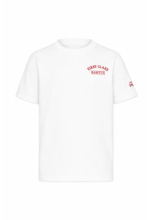 T-shirt blanc à manches courtes avec texte rouge « FIRST CLASS HABITUÉ » sur la partie supérieure gauche de la poitrine et petit texte rouge sur la manche gauche.