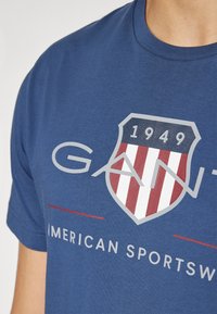 GANT REG ARCHIVE SHIELD - Tricou cu imprimeu - dusty blue sea