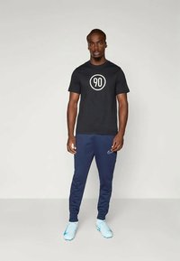 Nike Performance TEE TOTAL 90 - Camiseta estampada - black