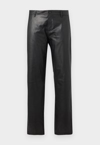 Μαύρο δερμάτινο παντελόνι με ίσια γραμμή, με κουμπί μπροστά και θηλιές για ζώνη, παρουσιάζεται σε απλό λευκό φόντο.