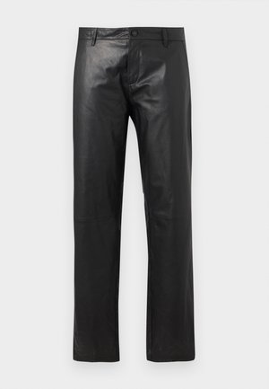 Crne kožne hlače ravnog kroja s prednjim kopčanjem na gumbe i petljama za remen, prikazane na jednobojnoj bijeloj pozadini.