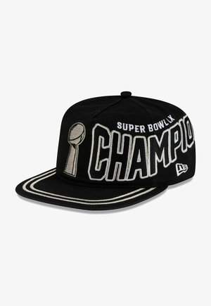 Schwarze Baseballkappe mit weißen Nähten und dem Text "Super Bowl LIX Champion" neben einer Trophäengrafik auf dem Frontpanel und dem Schirm.