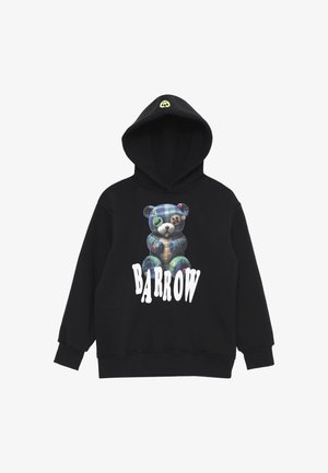Felpa nera con cappuccio caratterizzata da un grafico centrale di un orsetto con motivo a quadretti e bottoni. "BARROW" stampato in grande testo bianco sotto.
