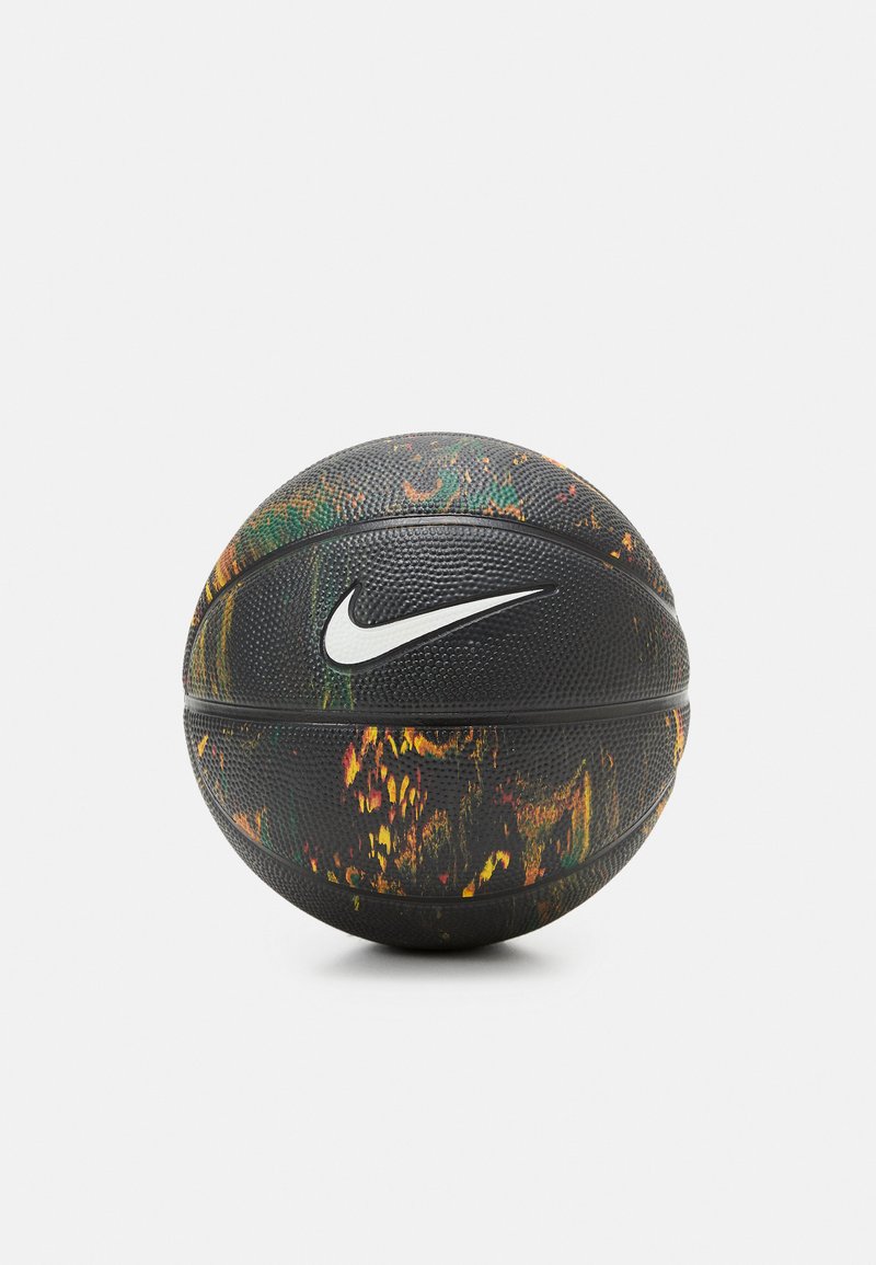 Basquetebol Nike com uma superfície texturizada preta e padrões abstratos multicoloridos em verde, laranja e amarelo. Logo branco em destaque.