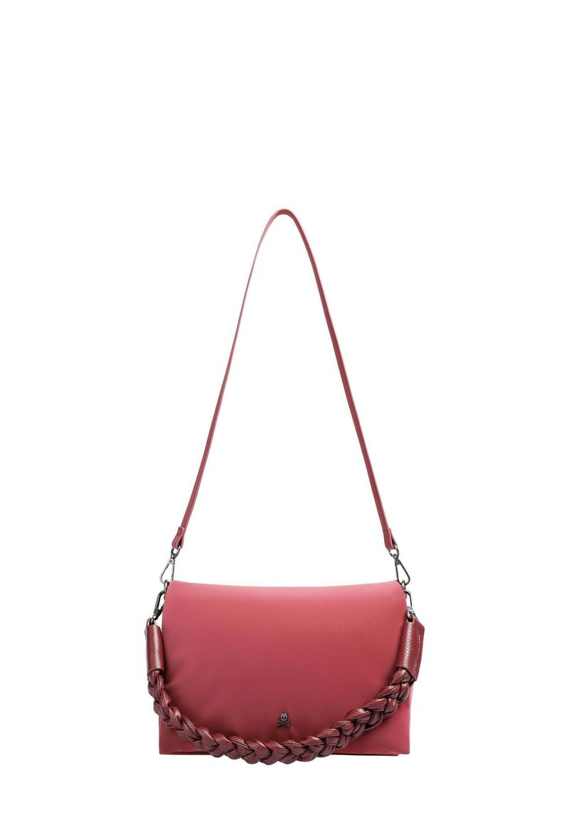 Bolso de mano de cuero rojo con una textura suave, un detalle de asa trenzada y una correa para el hombro larga y ajustable. Cierre de broche en la parte superior.