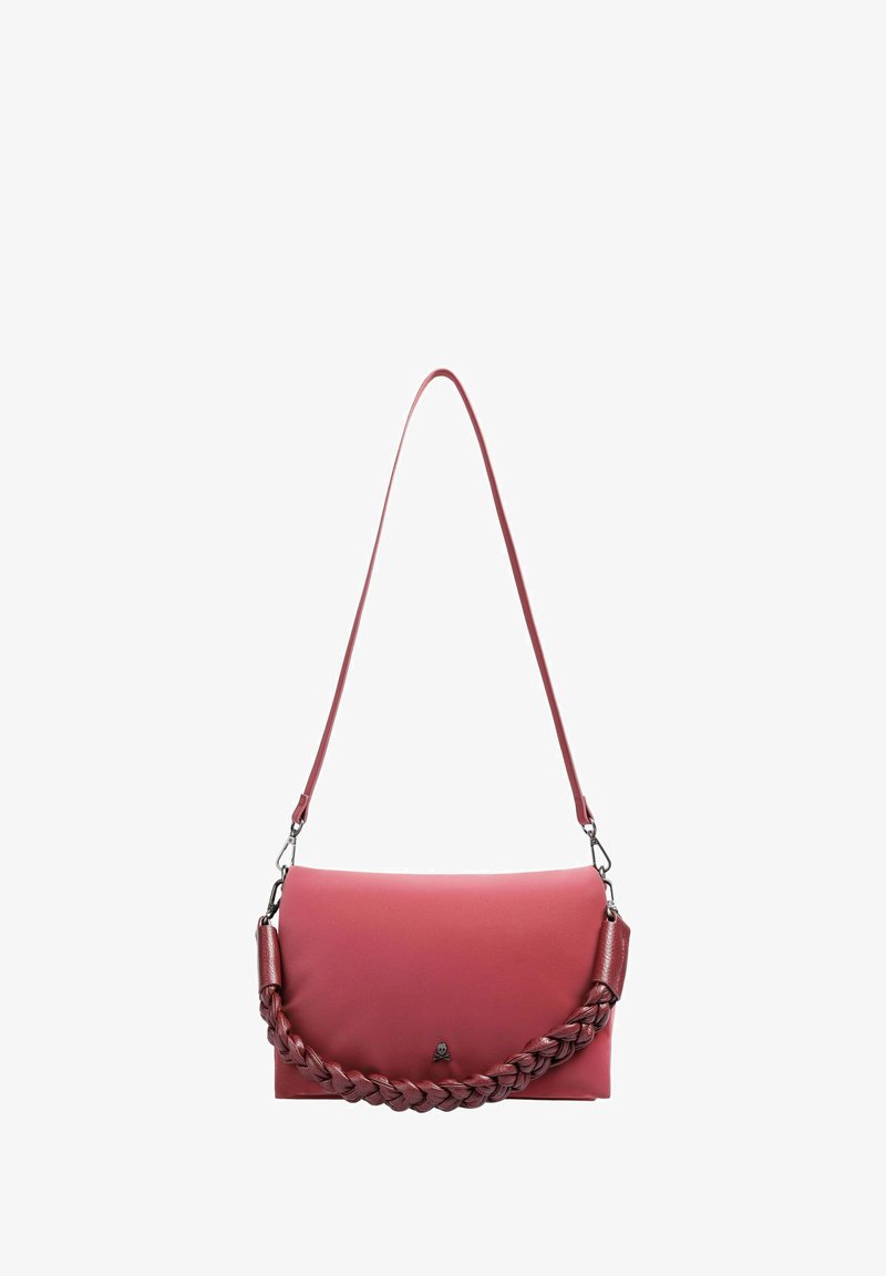 Sac à main en cuir rouge avec une texture lisse, un détail de bandoulière tressée et une longue bandoulière réglable. Fermeture à verrou en haut.