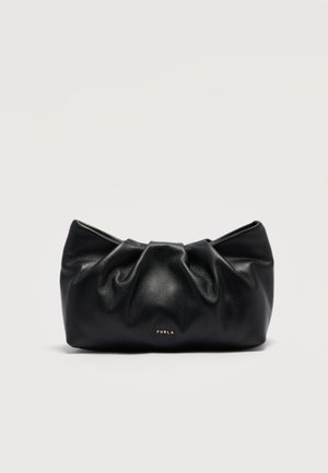 Schwarze Clutch aus weichem Leder mit gerafftem Design und kleinem goldfarbenem "Furla"-Logo in der Mitte vorne.