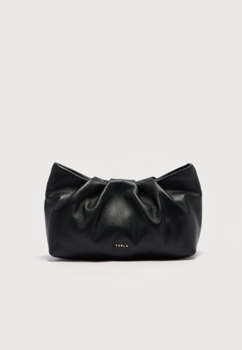 Μαύρο τσαντάκι χειρός από μαλακό δέρμα με σχεδιασμό με πιέτες και μικρό χρυσό λογότυπο "Furla" στο κέντρο της μπροστινής πλευράς.