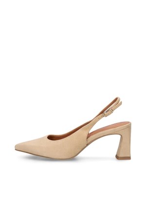 Escarpin beige en daim à bout pointu avec bride arrière ajustable à la cheville et talon bloc sur fond blanc.