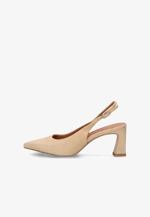 Escarpin beige en daim à bout pointu avec bride arrière ajustable à la cheville et talon bloc sur fond blanc.