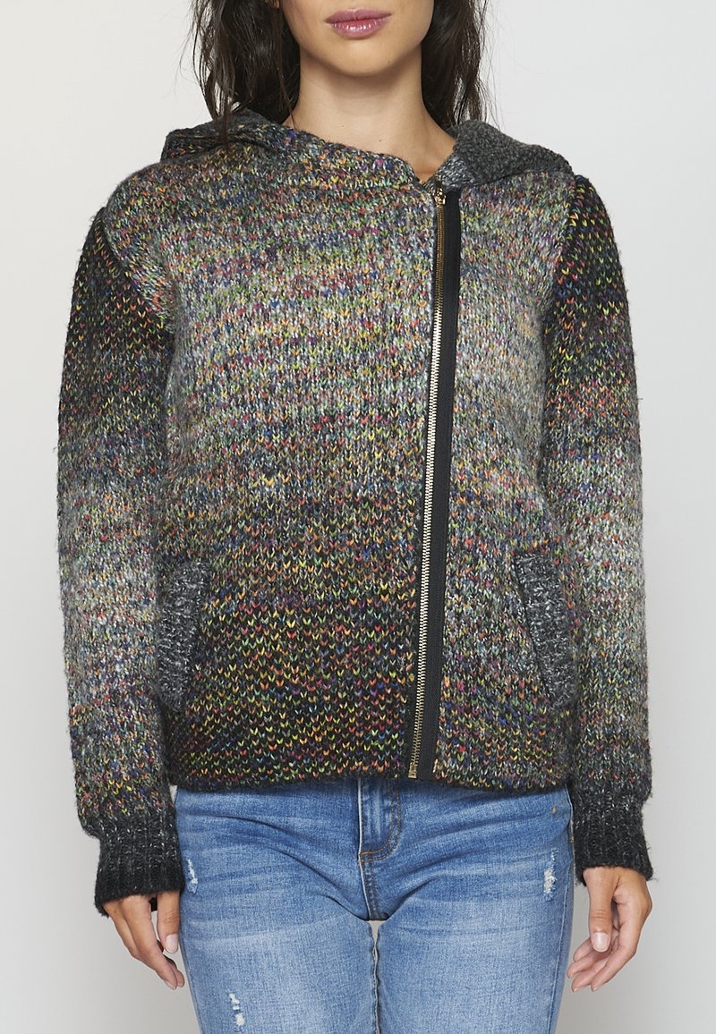 Hoodie aus Strick mit mehrfarbigem Garn in einem Farbverlauf, Reißverschluss vorne und zwei Seitentaschen sowie gerippten Bündchen und Saum.
