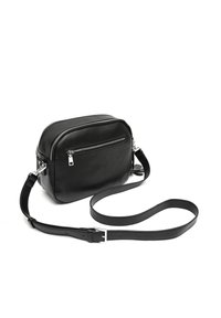 Schwarze Leder-Umhängetasche mit einem Hauptfach mit Reißverschluss, Fronttasche und verstellbarem Riemen. Glatte Textur und zurückhaltendes Design.