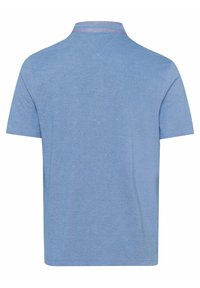 Polo à manches courtes bleu clair vu de dos avec un col côtelé présentant deux fines rayures horizontales.