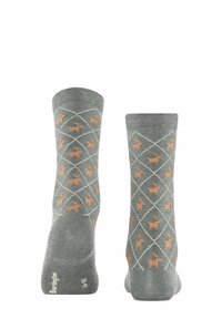 Socks grigi in maglia presentano un motivo argyle con sagome di cervi arancioni, accentuato da linee bianche diagonali. Texture morbida, lunghezza fino al polpaccio.