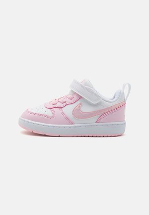Sapatilhas brancas e rosa com um cabedal em couro liso, detalhes texturizados, colarinho acolchoado e faixa de velcro ajustável para um ajuste seguro.