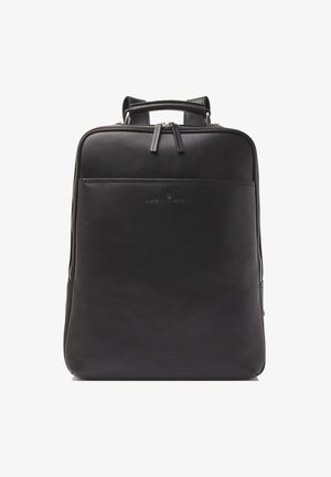 Mochila de cuero negro con un diseño minimalista, que cuenta con dos asas en la parte superior, un bolsillo frontal y cremalleras plateadas. Textura suave con un logotipo en relieve.