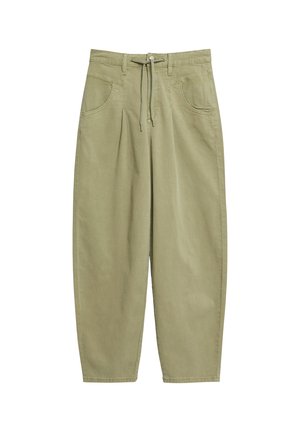 Spodnie khaki z wysokim stanem, zwężane, z plisami z przodu, dwoma bocznymi kieszeniami, szlufkami na pasek i ściągaczem w pasie.