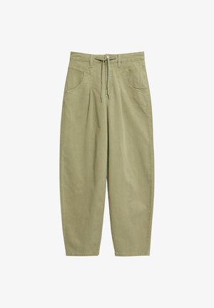 Spodnie khaki z wysokim stanem, zwężane, z plisami z przodu, dwoma bocznymi kieszeniami, szlufkami na pasek i ściągaczem w pasie.