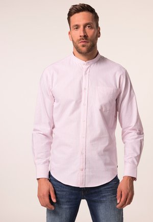 Camisa de rayas rosa claro con cuello tipo mao, mangas largas y un solo bolsillo en el pecho. La tela parece suave con una sutil textura.