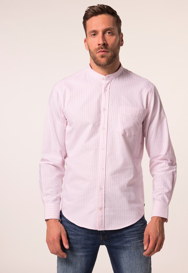 Camicia a righe rosa chiaro con colletto alla coreana, maniche lunghe e una singola tasca sul petto. Il tessuto sembra liscio con una sottile trama.