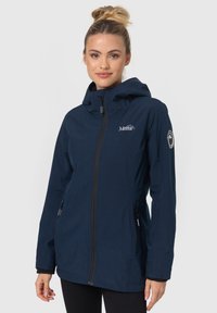 Chaqueta impermeable azul marino con cremallera frontal, capucha ajustable, dos bolsillos laterales y detalle del logo en el pecho y la manga.