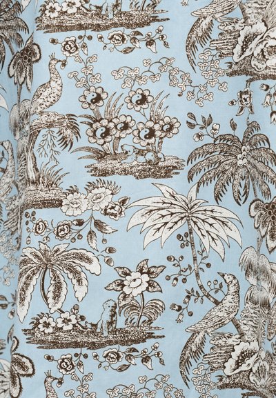 Μπλε ύφασμα με σχέδια από καφέ λεπτομερείς απεικονίσεις παγωνιών, φοίνικες, λουλούδια και μικρά ζώα σε χλοώδεις περιοχές.
