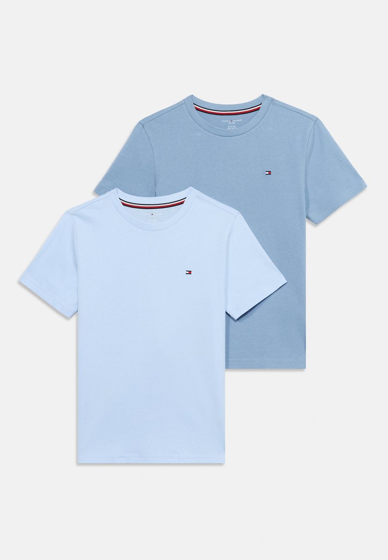 Δύο μπλουζάκια Tommy Hilfiger με κοντά μανίκια και στρογγυλή λαιμόκοψη, ένα ανοιχτό γαλάζιο που επικαλύπτει ένα μεσαίο μπλε, το καθένα με μικρό λογότυπο στο στήθος.