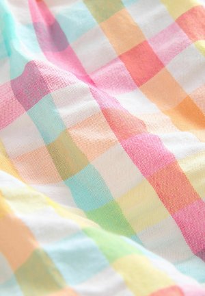 Bunt kariertes Gewebe mit Quadraten in Pink, Blau, Orange und Gelb. Die Textur wirkt weich und leicht, mit einem gewebten Muster.