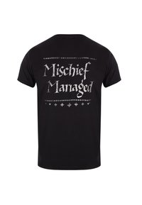 Černé bavlněné tričko s krátkým rukávem s nápisem "Mischief Managed" v opotřebovaném bílém písmu a ozdobnými prvky nahoře a dole.